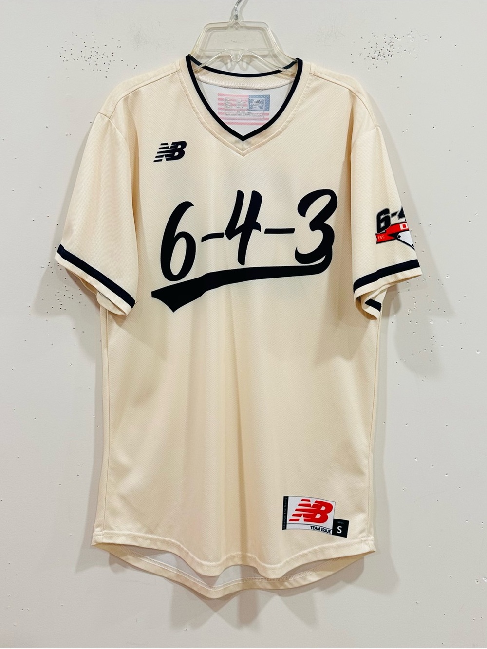 New Balance 6-4-3 Baseball Jersey Shirt Cream Beige Mens Size Small Team Issue